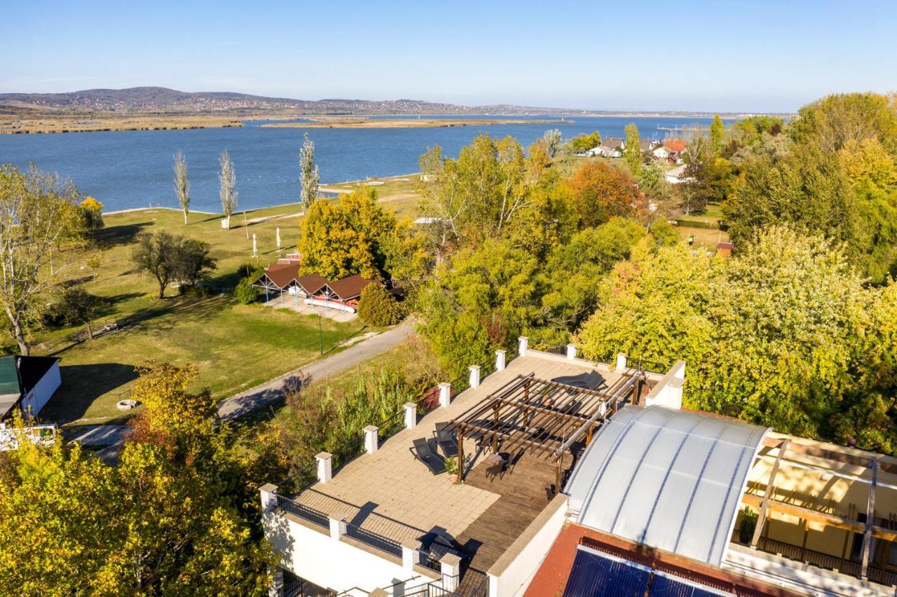 Atrium Agard Panzio Bed & Breakfast Gardony Exterior photo